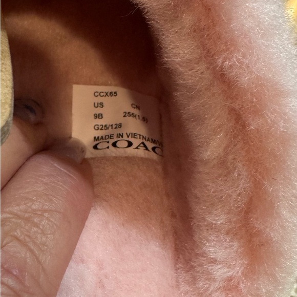 NWT Coach Signature Pink Faux Slippers Size 9 (fits 8.5 to 9) - Picture 3 of 3